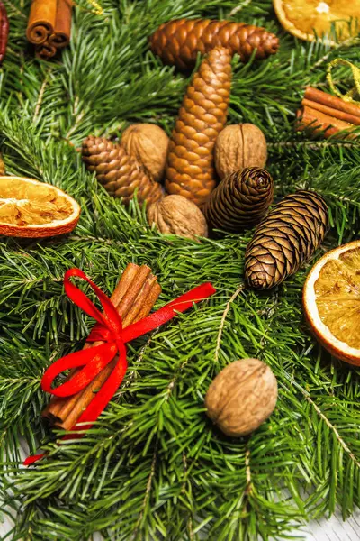 Noel ve Yeni Yıl arka plan. Çam dalları, tarçın çubukları, portakal ve ceviz kurutulmuş dilimleri. Noel ve Yeni Yıl konsepti. Düz yatıyordu
