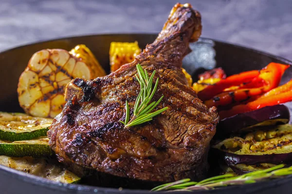 Filete jugoso y verduras a la parrilla en una sartén — Foto de Stock