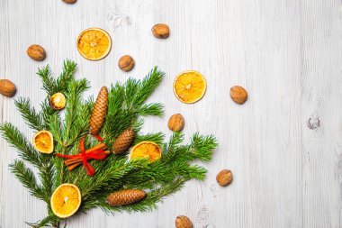 Noel ve Yeni Yıl kompozisyonu. Çam dalları, tarçın çubukları, portakal ve ceviz kurutulmuş dilimleri. Noel ve Yeni Yıl konsepti. Düz yatıyordu