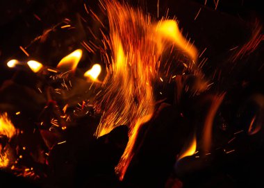 Alevler ve kıvılcımlar siyah arka planda. Soyut arkaplan