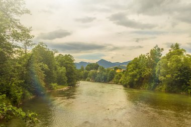 Gün batımında güzel bir dağ nehri manzarası. Bulutlu havada yaz manzarası. Ukrayna, Karpatlar