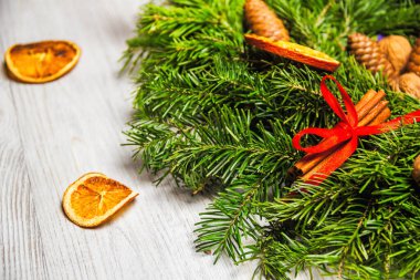 Yeni Yıl tatil süslemeleri. Fındık, tarçın ve kurutulmuş meyve suni kar ile toz ile köknar dalları El yapımı Noel çelenk