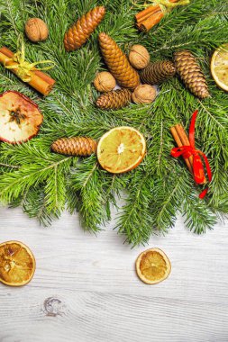 Yeni Yıl tatil süslemeleri. Fındık, tarçın ve kurutulmuş meyve suni kar ile toz ile köknar dalları El yapımı Noel çelenk