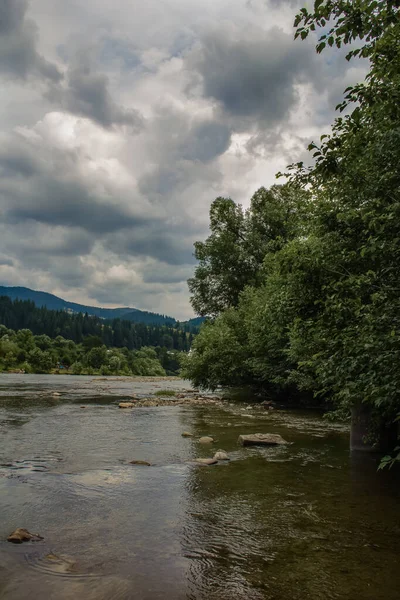 Hermosa vista del río de montaña. Paisaje de verano en clima nublado. Ucrania, Cárpatos — Foto de Stock