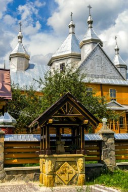 Verkhovyna, Ukrayna. Güzel ahşap ortodoks kilisesi yaz bulutlu gökyüzünün arka planında