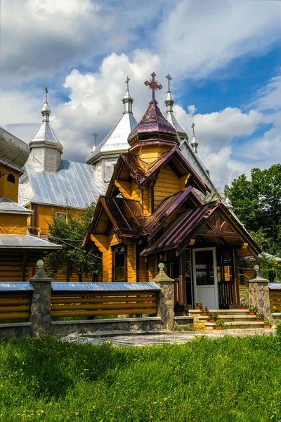Г. Верховина, Украина. Красивая деревянная православная церковь на фоне летнего облачного неба — стоковое фото