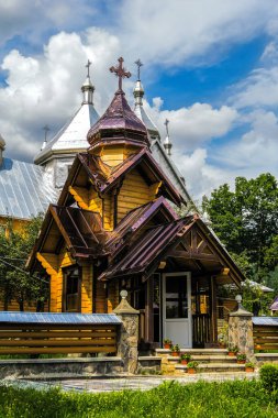 Verkhovyna, Ukrayna. Güzel ahşap ortodoks kilisesi yaz bulutlu gökyüzünün arka planında