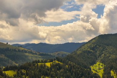 Karpatlar 'da yaz manzarası. Bulutlar ve sisle kaplı tepe manzarası