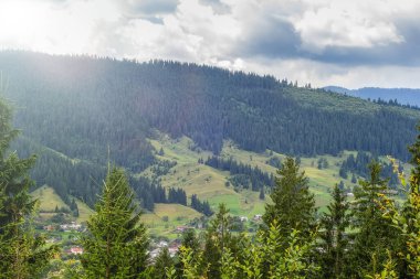 Ukrayna, Karpatlar. Shveykova Dağı 'ndan Verkhovyna köyünün manzarası