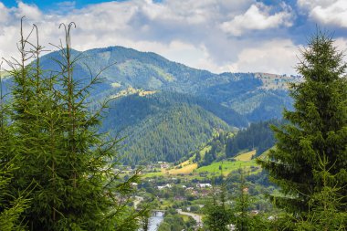 Ukrayna, Karpatlar. Shveykova Dağı 'ndan Verkhovyna köyünün manzarası