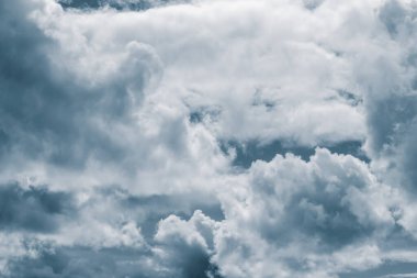 Mavi gökyüzünde hafif kümülüs bulutları. Tonlama Klasik Mavi.