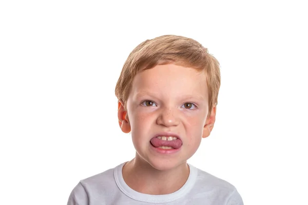 言语疗法的概念 小男孩在做正确发音的练习 白色背景上的孤寂高质量的照片 — 图库照片