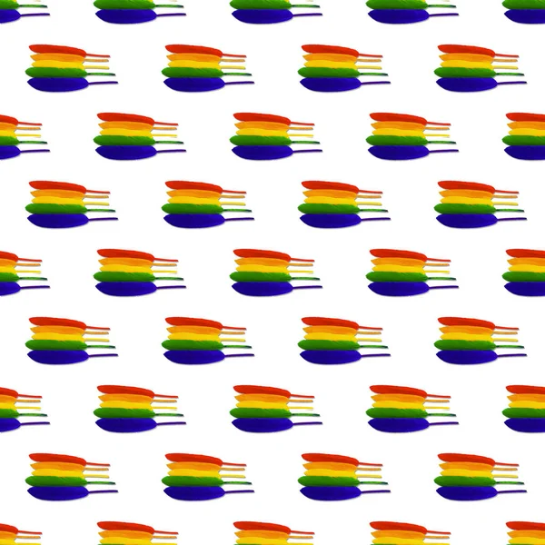 Nahtloses Muster Gefüttert Mit Regenbogenfarbenen Vogelfedern Auf Weißem Hintergrund Lgbt — Stockfoto