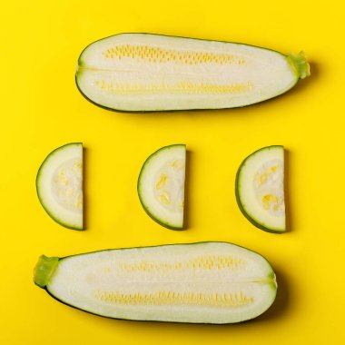 Sarı arka planda kabak dilimleri. Yaratıcı Sayfa Düzeni. Sağlıklı gıda konsepti ve tasarım şablonu. Kare. Yüksek kalite fotoğraf