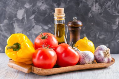 Taze çiğ sebzeler. Tahta tepside domates, dolma biber, sarımsak ve limon. Sağlıklı beslenme. Organik yiyecekler. Yüksek kalite fotoğraf