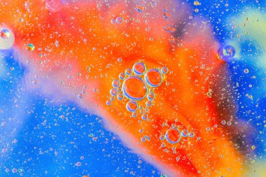 Rengarenk renklere sahip soyut arkaplan yağı. Renkli yağ kabarcıklarından oluşan fantastik bir yapı. Kaotik hareket. Psikedelik desenli gökkuşağı renkli görüntü. Makro çekim.