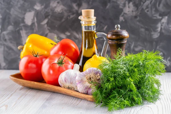 新鮮な生野菜のセット 木のトレイにトマト ピーマン ニンニク ディル レモン 健康的な食事 有機食品 高品質の写真 — ストック写真