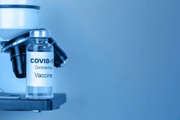Vacuna contra el Coronavirus. El concepto médico. Espacio de copia, tonificación azul —  Fotos de Stock