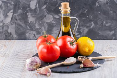 Taze çiğ sebzeler. Domates, dolma biber, sarımsak ve limon. Sağlıklı beslenme. Organik yiyecekler. Yüksek kalite fotoğraf