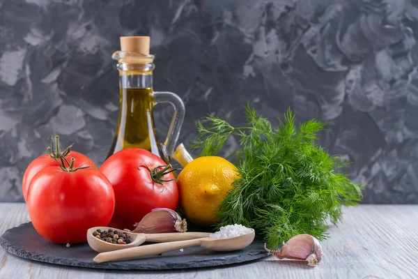 新鮮な生野菜のセット トマト ピーマン ニンニク ディル レモン 健康的な食事 有機食品 高品質の写真 — ストック写真