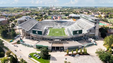Doğu Lansing, MI, ABD - 29 Ağustos 2025: NCAA Büyük On Konferansı 'nda mücadele eden Spartan Stadyumu' nun Michigan Eyalet Üniversitesi 'ndeki hava manzarası.