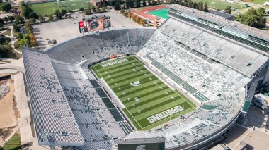 Doğu Lansing, MI, ABD - 29 Ağustos 2025: NCAA Büyük On Konferansı 'nda mücadele eden Spartan Stadyumu' nun Michigan Eyalet Üniversitesi 'ndeki hava manzarası.