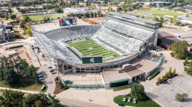 Doğu Lansing, MI, ABD - 29 Ağustos 2025: NCAA Büyük On Konferansı 'nda mücadele eden Spartan Stadyumu' nun Michigan Eyalet Üniversitesi 'ndeki hava manzarası.