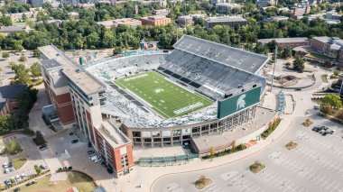 Doğu Lansing, MI, ABD - 29 Ağustos 2025: NCAA Büyük On Konferansı 'nda mücadele eden Spartan Stadyumu' nun Michigan Eyalet Üniversitesi 'ndeki hava manzarası.
