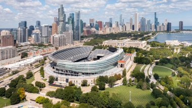 Chicago, IL, ABD - 27 Ağustos 2025: Chicago Ayıları 'nın yuvası olan Soldier Field' ın havadan görünüşü.