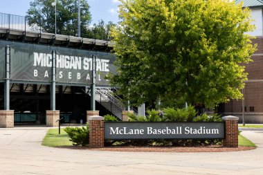 East Lansing, MI, ABD - 29 Ağustos 2025: McLane Stadyumu NCAA Büyük On Konferansı 'nda mücadele eden Michigan Eyalet Üniversitesi Spartans beyzbol takımına ev sahipliği yapmaktadır..