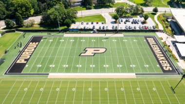 West Lafayette, IN, ABD - 29 Temmuz 2025: Purdue Üniversitesi Boilermakers 'ın Ross-Ade Stadyumu yakınlarında yer alan futbol sahası görüntüsü.