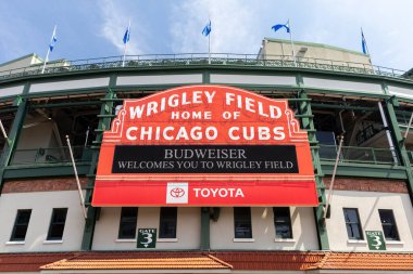 Chicago, IL, ABD - 14 Ağustos 2024: Wrigleyville mahallesindeki Chicago Cubs 'ın Chicago Wrigley Field Stadyumu.