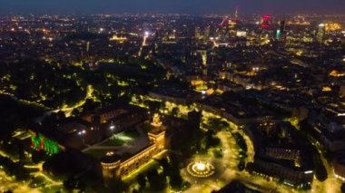 Milano şehir manzarasının gece vakti 4k zaman dilimi görüntüsü, İtalya