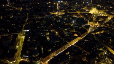 Milano şehir manzarasının gece vakti 4k zaman dilimi görüntüsü, İtalya