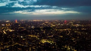 Milano şehir manzarasının gece vakti 4k zaman dilimi görüntüsü, İtalya
