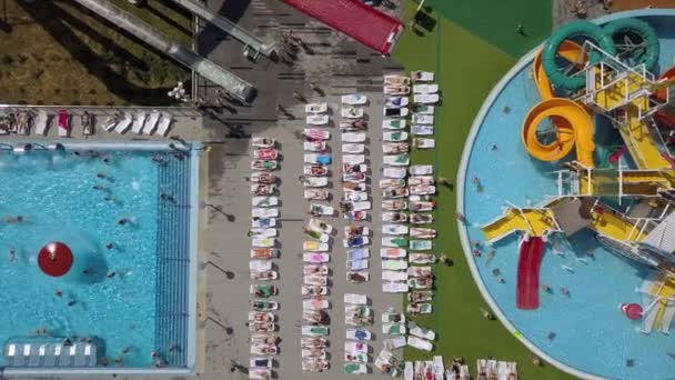 夏日最大的水上公园游泳池空中全景4K 明斯克白俄罗斯 — 图库视频影像