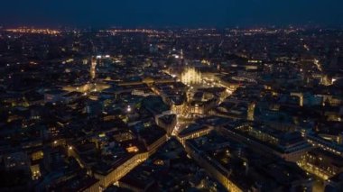 Milano şehir manzarasının gece vakti 4k zaman dilimi görüntüsü, İtalya