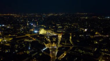 Milano şehir manzarasının gece vakti 4k zaman dilimi görüntüsü, İtalya