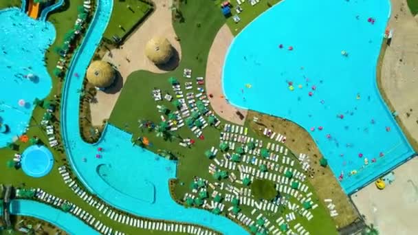 Verão Dia Maior Parque Aquático Piscina Aérea Para Baixo Panorama — Vídeo de Stock