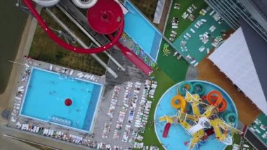 gün yaz en büyük su parkı yüzme havuzu panorama 4 k minsk Beyaz Rusya Hava