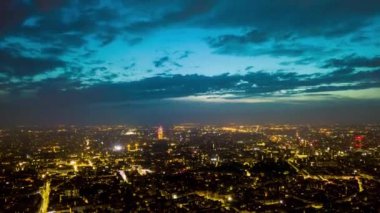 Milano şehir manzarasının gece vakti 4k zaman dilimi görüntüsü, İtalya