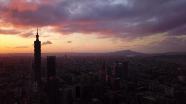 Zaman Taipei cityscape panorama akşam. 4 k görüntüleri Çin