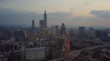 Gün zaman Taipei cityscape panorama. 4 k görüntüleri Çin