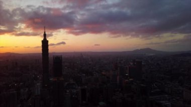 Zaman Taipei cityscape panorama akşam. 4 k görüntüleri Çin