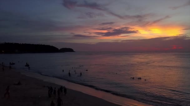 プーケット島の有名なリゾートのビーチのパノラマ写真 — ストック動画