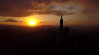 Zaman Taipei cityscape panorama akşam. 4 k görüntüleri Çin