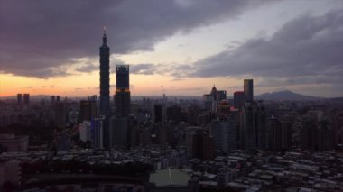 Zaman Taipei cityscape panorama akşam. 4 k görüntüleri Çin