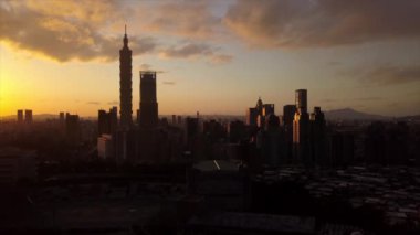 Zaman Taipei cityscape panorama akşam. 4 k görüntüleri Çin