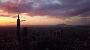 Zaman Taipei cityscape panorama akşam. 4 k görüntüleri Çin