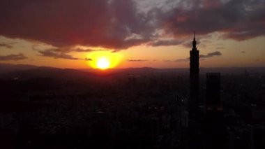 Zaman Taipei cityscape panorama akşam. 4 k görüntüleri Çin